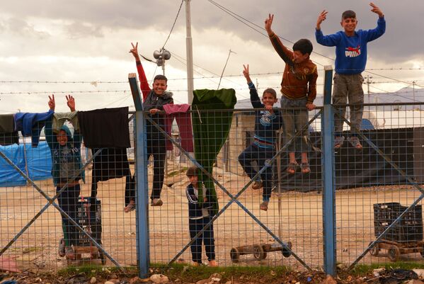 Дети в лагере беженцев из Сирии и из других районов Ирака Барика около города Сулеймания, Ирак - Sputnik Абхазия