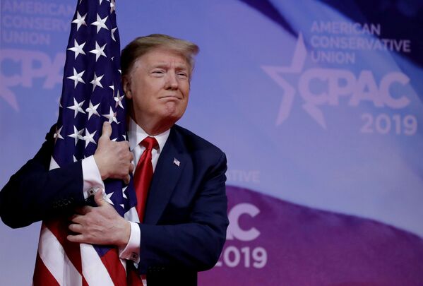 Президент США Дональд Трамп с флагом США на Конференции консервативного политического действия - Sputnik Абхазия