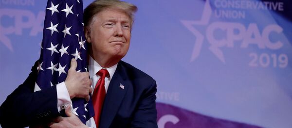 Президент США Дональд Трамп с флагом США на Конференции консервативного политического действия Президент США Дональд Трамп с флагом США на Конференции консервативного политического действия - Sputnik Абхазия