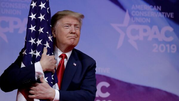 Президент США Дональд Трамп с флагом США на Конференции консервативного политического действия - Sputnik Абхазия