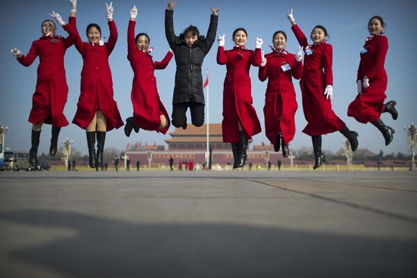 Девушки-хостес на площади Тяньаньмэнь в Пекине во время ежегодной сессии Всекитайского собрания народных представителей - Sputnik Абхазия