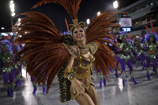 Девушка из школы самбы Grande Rio выступает в первый вечре карнавала в Рио-де-Жанейро, Бразилия - Sputnik Абхазия