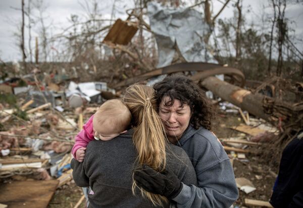 Семья плачет на руинах дома, разрушенного торнадо, Борегард, штат Алабама - Sputnik Абхазия