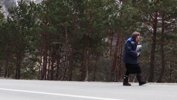 Устаю, но не совсем. Женщина-почтальон в 83 года проходит пешком по 48 км - Sputnik Абхазия