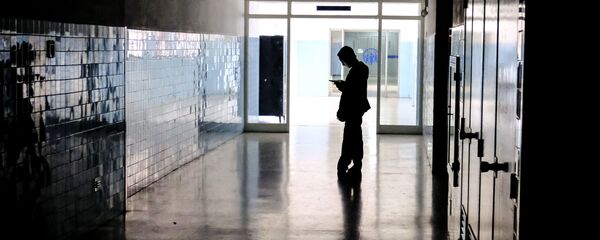 Мужчина стоит в темном коридоре в больнице в Каракасе во время массового отключения света, 8 марта 2019 Мужчина стоит в темном коридоре в больнице в Каракасе во время массового отключения света, 8 марта 2019 - Sputnik Абхазия