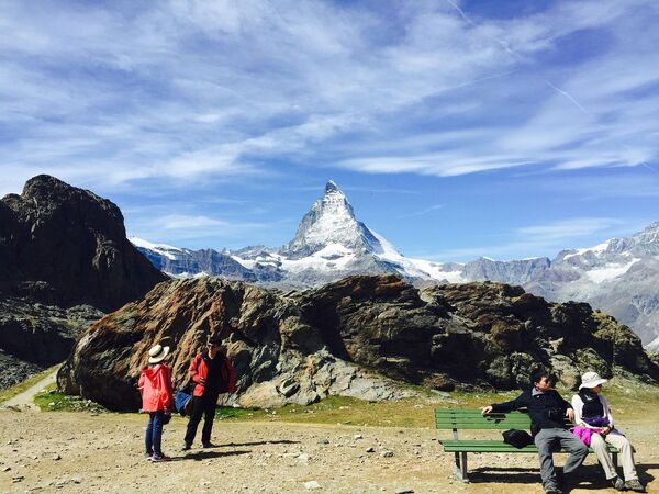 Туристы на фоне горы Маттерхорн в Пеннинских Альпах на границе Швейцарии и Италии - Sputnik Абхазия