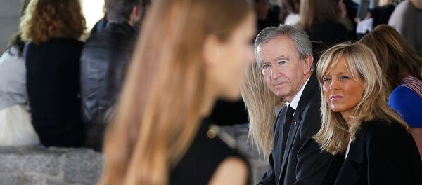 Председатель группы LVMH и главный исполнительный директор Бернар Арно с супругой, пианисткой Хелен во время показа коллекции LOEWE 2015 года (26 сентября 2014). Париж - Sputnik Абхазия