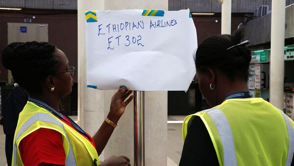 Служащие вывешивают информацию о рейсе ET 302 Эфиопских авиалиний в аэропорту Джомо Кенйятта, Найроби, Кения. 10 марта 2019 - Sputnik Абхазия