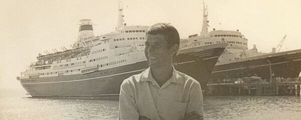 Поэт Таиф Аджба на сухумском причале Поэт Таиф Аджба на сухумском причале - Sputnik Абхазия