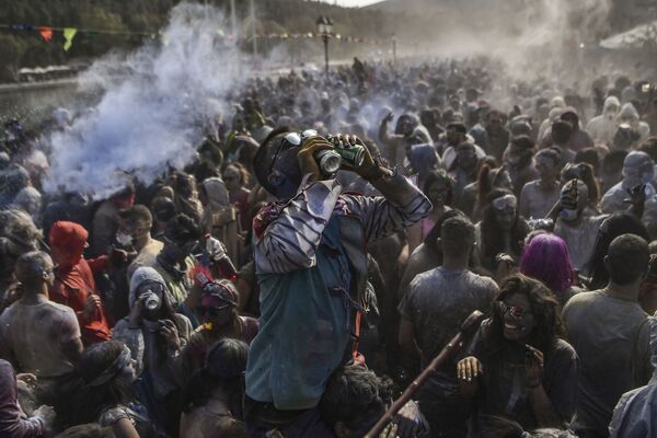 Участники традиционного праздника Мучная война в Галаксидионе, Греция - Sputnik Абхазия
