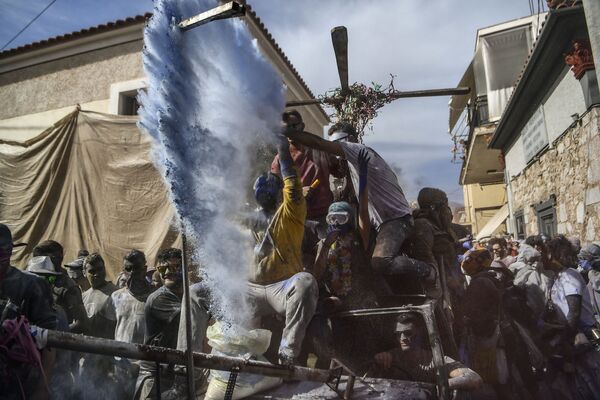 Участники мучных боев в Греции во время празднования Пепельного понедельника  - Sputnik Абхазия