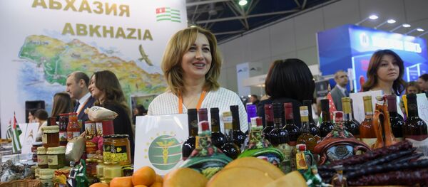 Абхазская продукция на Международной туристической выставке Путешествие и туризм в центральном выставочном комплексе Экспоцентр в Москве. Абхазская продукция на Международной туристической выставке Путешествие и туризм в центральном выставочном комплексе Экспоцентр в Москве. - Sputnik Абхазия