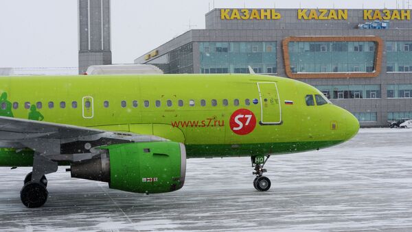 Самолет авиакомпании S7 Airlines на летном поле в международном аэропорту Казани. - Sputnik Аҧсны
