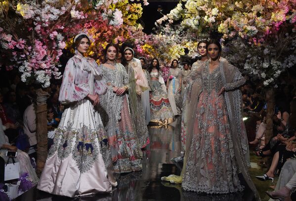 Модели во время показа коллекции дизайнера Саны Сафиназ на Пакистанской неделе моды - Sputnik Абхазия