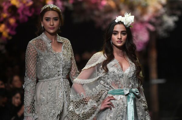 Модели демонстрируют изделия пакистанского дизайнера Sana Safinaz на Неделе моды в Пакистане, Карачи - Sputnik Абхазия
