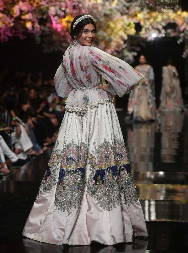 Модель демонстрируют изделия пакистанского дизайнера Sana Safinaz на Неделе моды в Пакистане, Карачи - Sputnik Абхазия