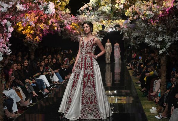 Модель представляет коллекцию дизайнера Саны Сафиназ на Пакистанской неделе моды в Карачи - Sputnik Абхазия