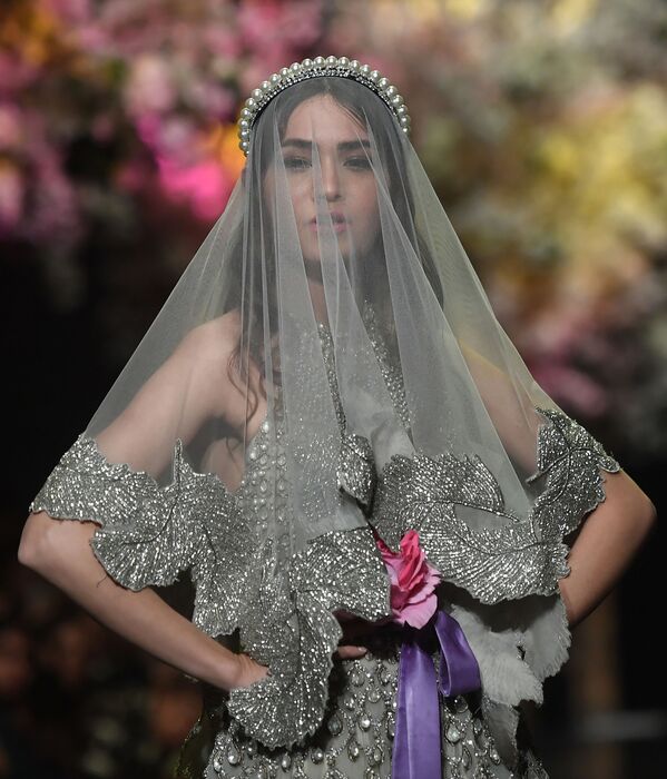 Модель представляет коллекцию дизайнера Саны Сафиназ на Пакистанской неделе моды в Карачи - Sputnik Абхазия