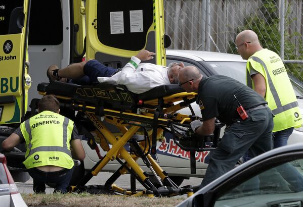 Помощь пострадавшему после стрельбы в мечети Ан-Нур в Крайстчерче, Новая Зеландия  - Sputnik Абхазия