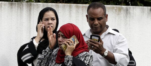 Люди у мечети Ан-Нур в Крайстчерче после стрельбы, Новая Зеландия - Sputnik Абхазия