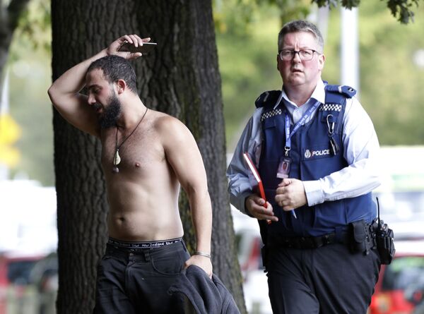 Мужчина и полицейский возле мечети Ан-Нур в Крайстчерче после обстрела, Новая Зеландия. - Sputnik Абхазия