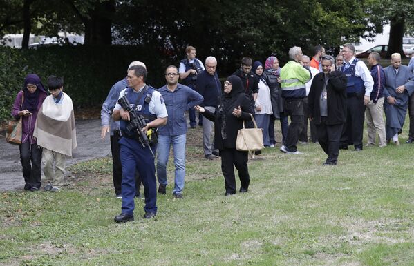 Полиция и верующие на месте стрельбы в мечети Ан-Нур в Крайстчерче, Новая Зеландия - Sputnik Абхазия