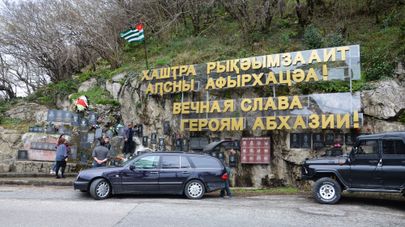 Мемориальные доски погибшим в Мартовском наступлении Руслану Шинкуба, Джамбулу Зарандия, добровольцу из Сирии Джаркасу Гасану и добровольцам из Кабардино-Балкарии Аслану Ажгериеву и Валерию Берхамову