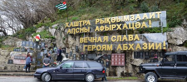 Мемориальные доски погибшим в Мартовском наступлении Руслану Шинкуба, Джамбулу Зарандия, добровольцу из Сирии Джаркасу Гасану и добровольцам из Кабардино-Балкарии Аслану Ажгериеву и Валерию Берхамову Мемориальные доски погибшим в Мартовском наступлении Руслану Шинкуба, Джамбулу Зарандия, добровольцу из Сирии Джаркасу Гасану и добровольцам из Кабардино-Балкарии Аслану Ажгериеву и Валерию Берхамову - Sputnik Аҧсны