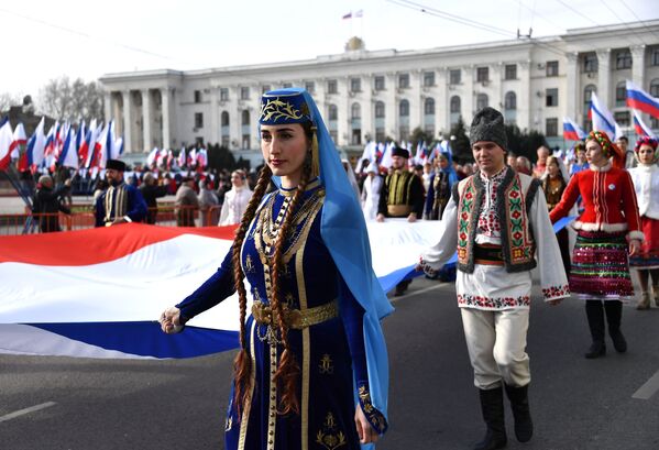 Праздничное шествие, посвященное 5-й годовщине Общекрымского референдума 2014 года и воссоединения Крыма с Россией, на одной из улиц в Симферополе - Sputnik Абхазия