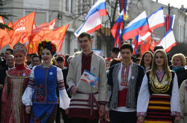 Праздничное шествие, посвященное 5-й годовщине Общекрымского референдума 2014 года и воссоединения Крыма с Россией, на одной из улиц в Симферополе - Sputnik Абхазия
