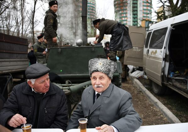 Казаки пьют чай во время празднования 5-й годовщины воссоединения Крыма с Россией в Симферополе - Sputnik Абхазия