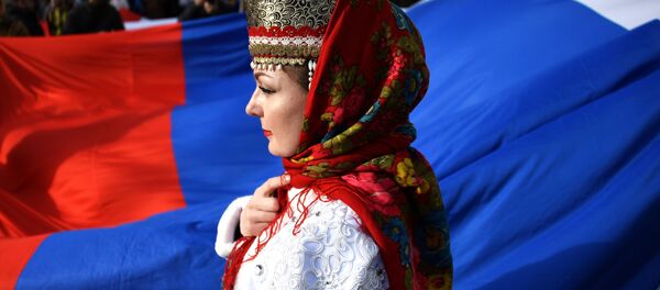 Девушка в национальном костюме во время мероприятий, посвященных 5-й годовщине Общекрымского референдума 2014 года и воссоединения Крыма с Россией, у здания Государственного Совета Республики Крым в Симферополе Девушка в национальном костюме во время мероприятий, посвященных 5-й годовщине Общекрымского референдума 2014 года и воссоединения Крыма с Россией, у здания Государственного Совета Республики Крым в Симферополе - Sputnik Абхазия