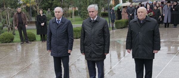 Президент Республики Абхазия Рауль Хаджимба возложил цветы к Мемориалу погибшим в Отечественной войне народа Абхазии 1992-1993 годов в Парке Боевой Славы, 16 марта 2019 - Sputnik Аҧсны