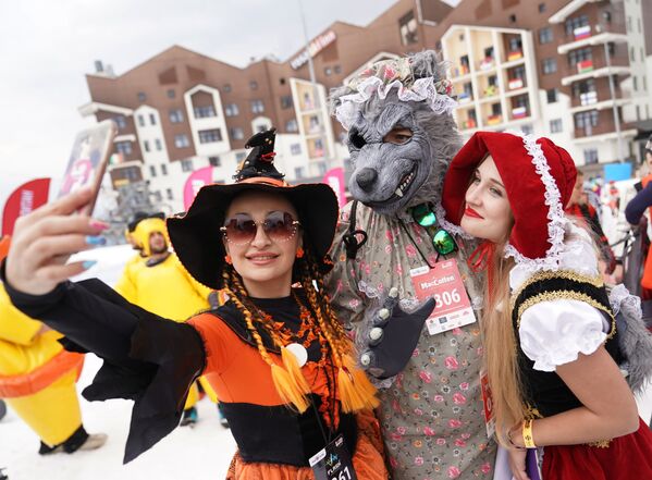 Участники высокогорного карнавала BoogelWoogel-2019 после спуска с горы в карнавальных костюмах на горнолыжном курорте Роза Хутор в Сочи - Sputnik Абхазия