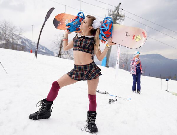 Участница высокогорного карнавала BoogelWoogel-2019 во время спуска с горы в карнавальных костюмах на горнолыжном курорте Роза Хутор в Сочи - Sputnik Абхазия