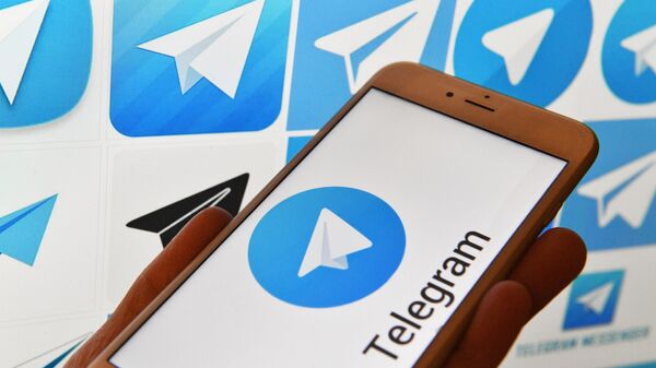 Логотип мессенджера Telegram на экранах смартфона и компьютера. - Sputnik Абхазия