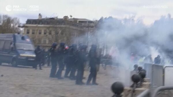Полицейские газом разгоняли протестующих желтых жилетов в Париже - Sputnik Абхазия