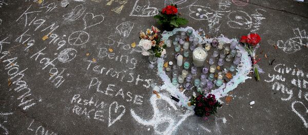 Цветы и свечи на месте теракта Цветы и свечи на месте теракта - Sputnik Абхазия