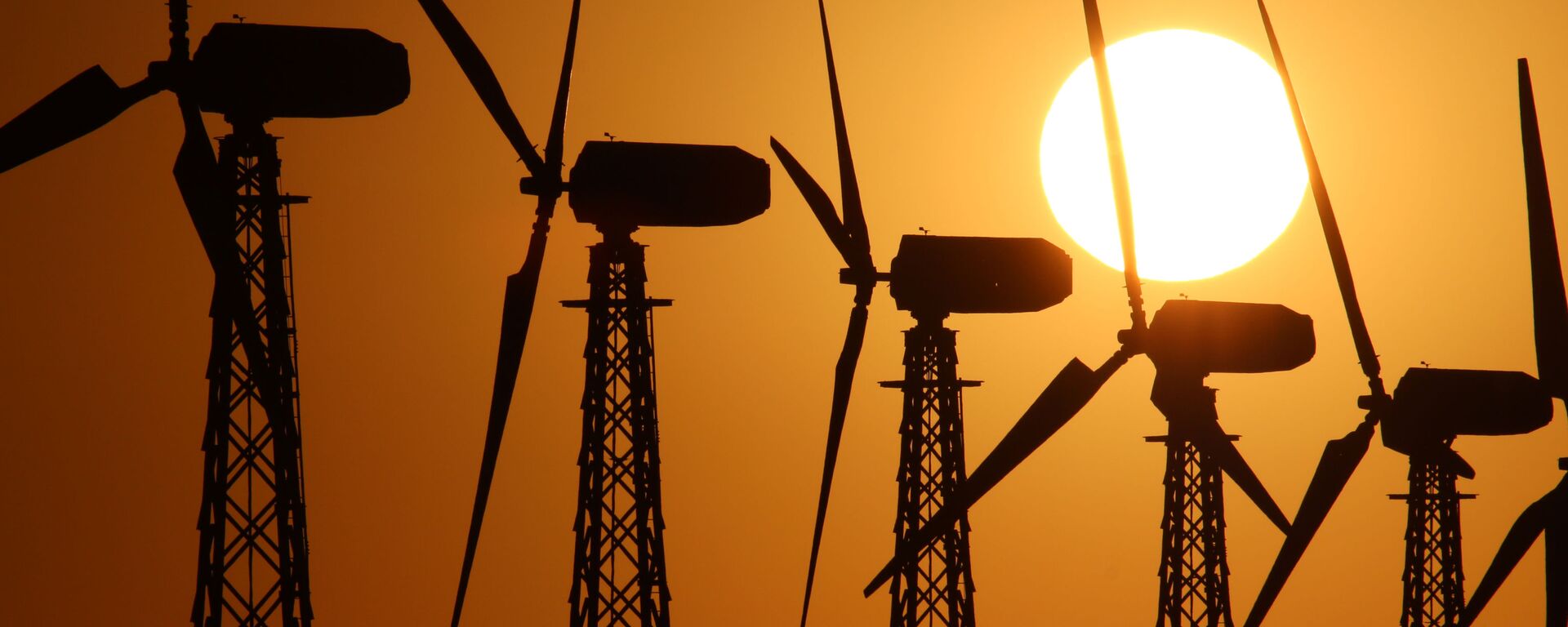 етрогенераторы на Мирновской ветроэлектростанции в Крыму - Sputnik Абхазия, 1920, 26.12.2025