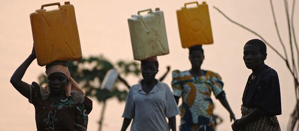 Женщины несут воду в канистрах в провинции Итури, Демократическая Республика Кого. Архивное фото - Sputnik Абхазия