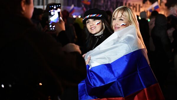 Зрители фотографируются на концерте в честь пятилетия воссоединения Крыма с Россией - Sputnik Абхазия