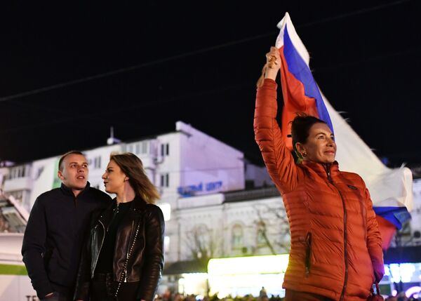 Зрители на концерте в честь пятилетия воссоединения Крыма с Россией - Sputnik Абхазия