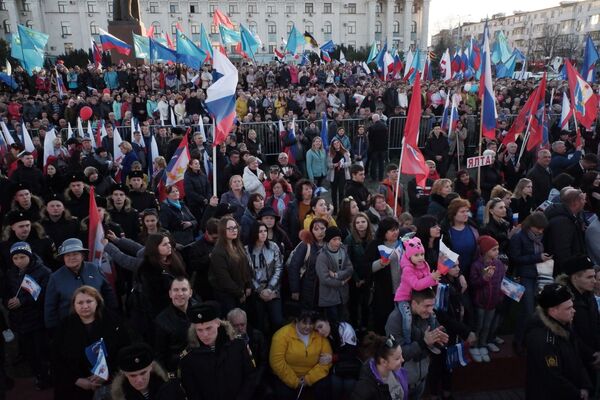 Жители, собравшиеся в центре Симферополя перед началом концерта в честь пятилетия воссоединения Крыма с Россией - Sputnik Абхазия