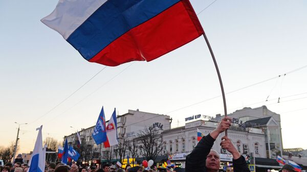 Жители, собравшиеся в центре Симферополя перед началом концерта в честь пятилетия воссоединения Крыма с Россией - Sputnik Абхазия