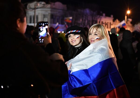 Зрители фотографируются на концерте в честь пятилетия воссоединения Крыма с Россией - Sputnik Абхазия