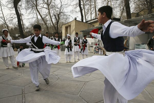 Танцоры во время новогодних празднеств до Новруза в Иране  - Sputnik Абхазия