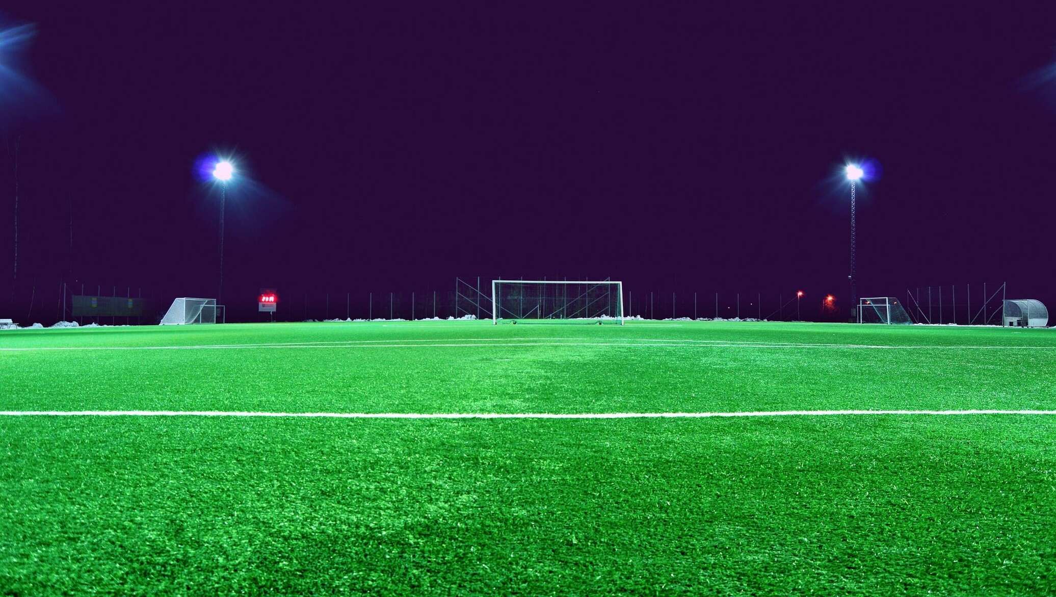 Футбольное поле имеет форму. Футбольное поле. Футбол поле. Футбольное поле ночью. Футбольное поле вечером.
