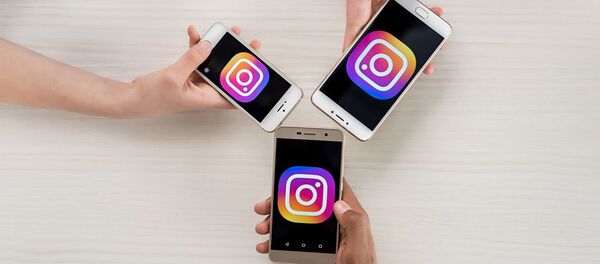 Телефоны с логотипами приложения Instagram. Архивное фото Телефоны с логотипами приложения Instagram. Архивное фото - Sputnik Абхазия