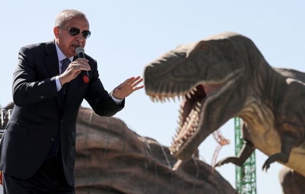 Президент Турции Реджеп Тайип Эрдоган рядом с моделью динозавра во время церемонии открытия тематического парка Страна чудес Евразия в Анкаре - Sputnik Абхазия