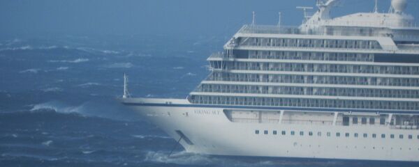 Круизный лайнер Viking Sky дрейфует к земле после отказа двигателя,Норвегия, 23 марта 2019 года - Sputnik Абхазия